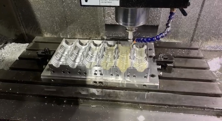 linear bottle blowing mold
